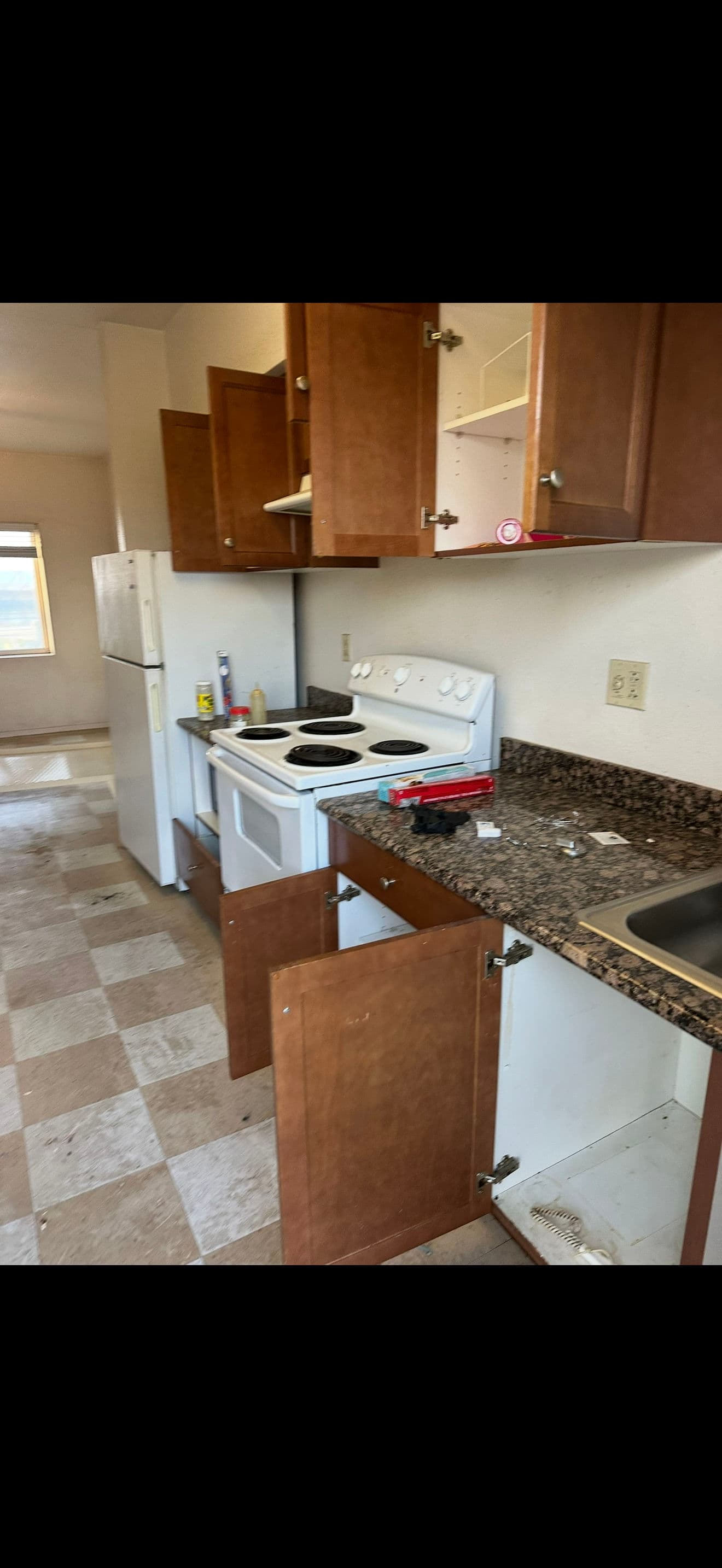 Gallery photos for Apartment Unit Turnover with Strip and Wax Floor Service: Image #4