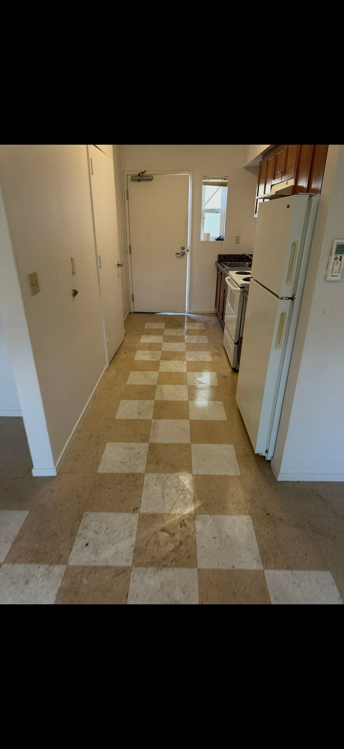 Gallery photos for Apartment Unit Turnover with Strip and Wax Floor Service: Image #3