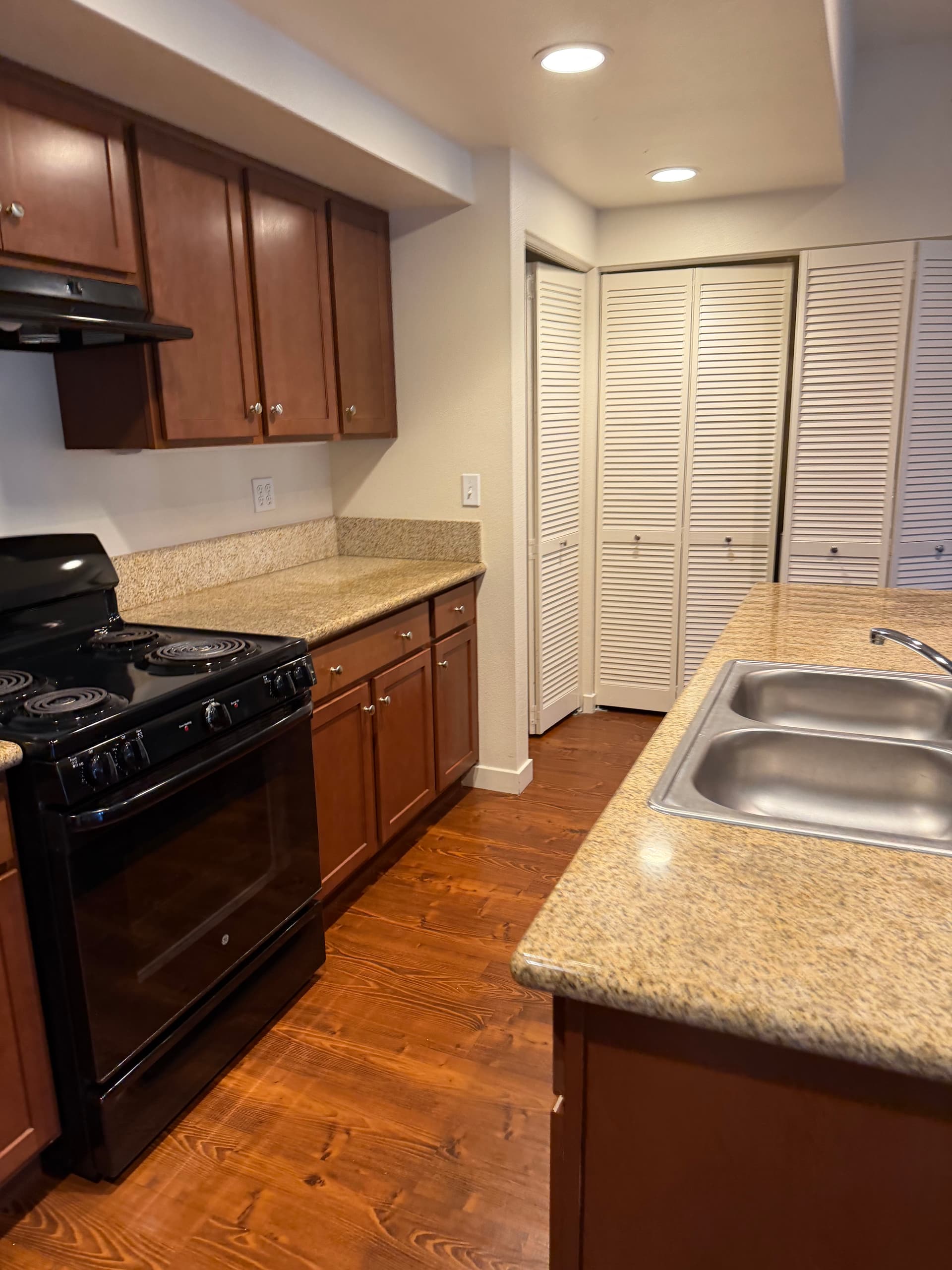 Gallery photos for Apartment Unit Turnover Deep Clean with Stripped and Waxed Floors: Image #6
