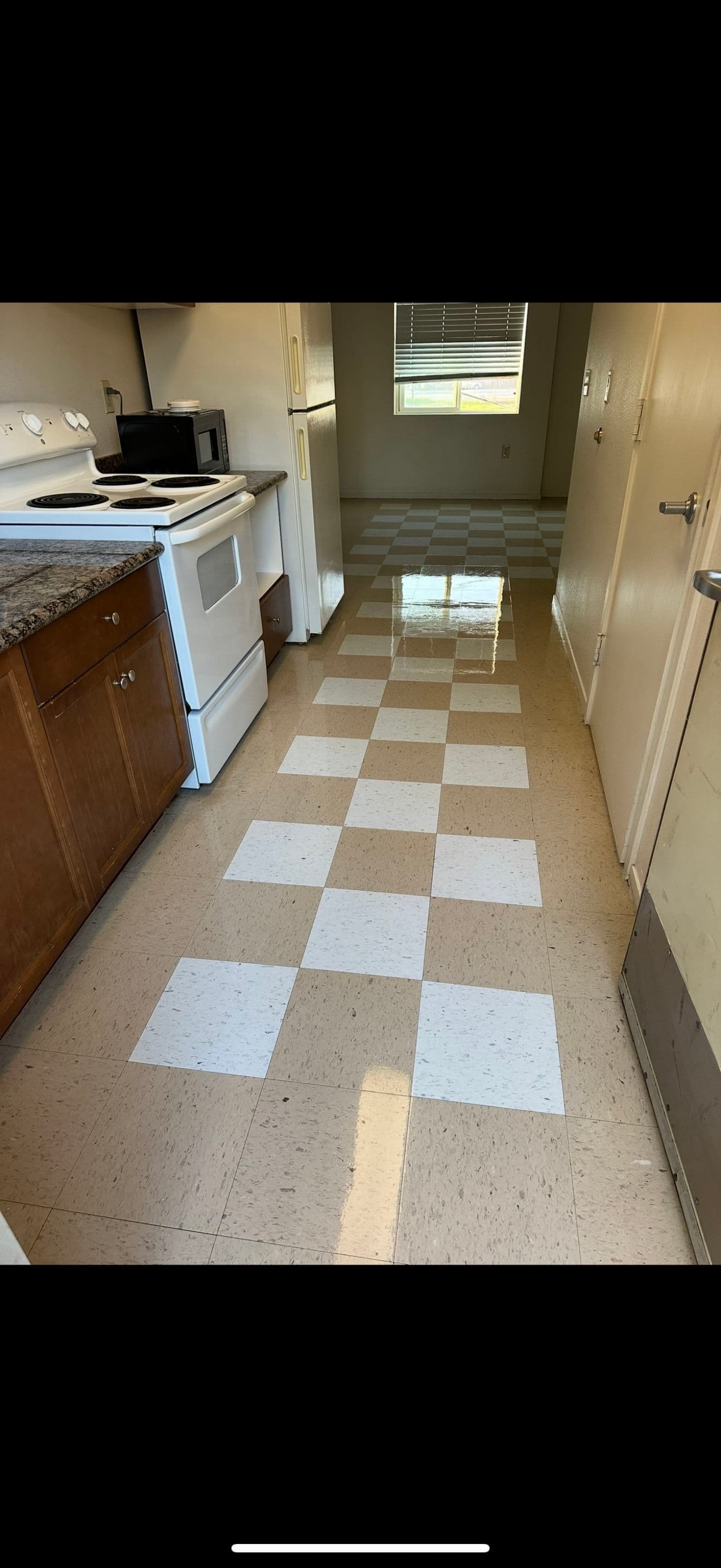 Gallery photos for Apartment Unit Turnover with Strip and Wax Floor Service: Image #7